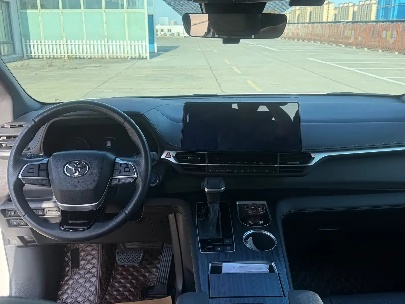 Toyota Sienna 2023 2.5L Hybrid Premium Edition фото 10