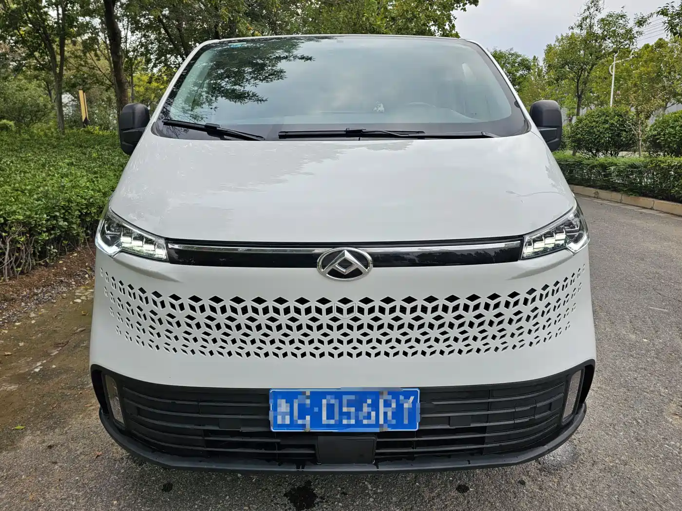 SAIC Maxus Xintu V70 2023 Model 2.0T Elite Edition Automatic Short Wheelbase Low Roof 5/6-Seater фото 2