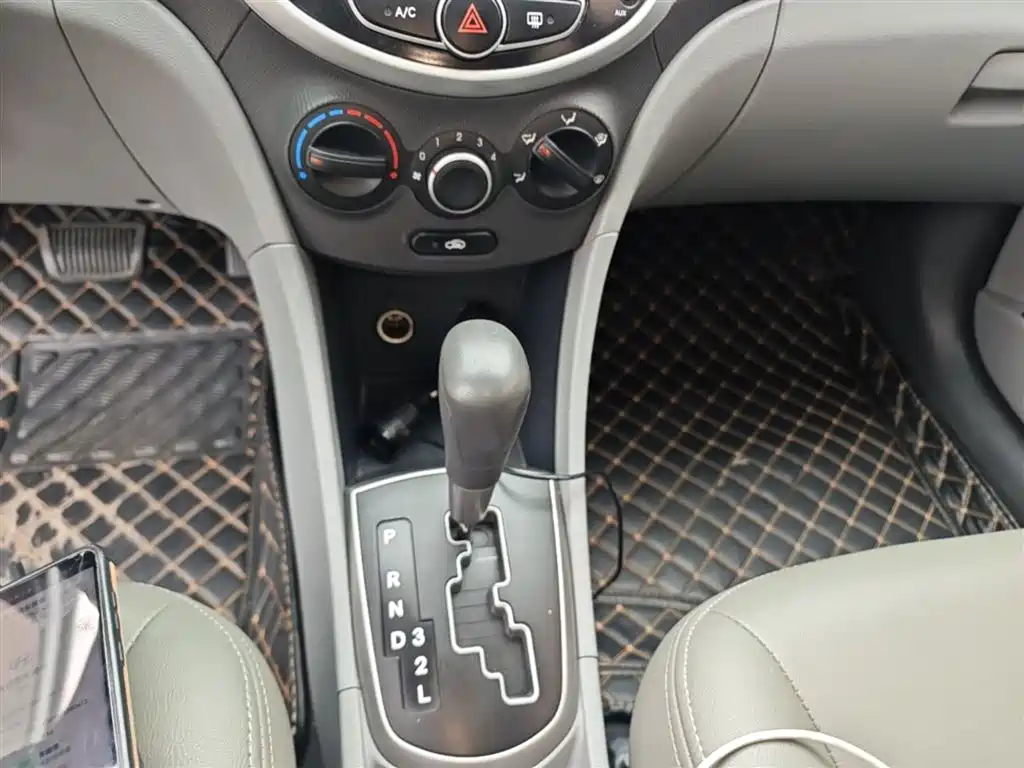 Hyundai Verna 2014 1.4L Automatic Leading GLX фото 14