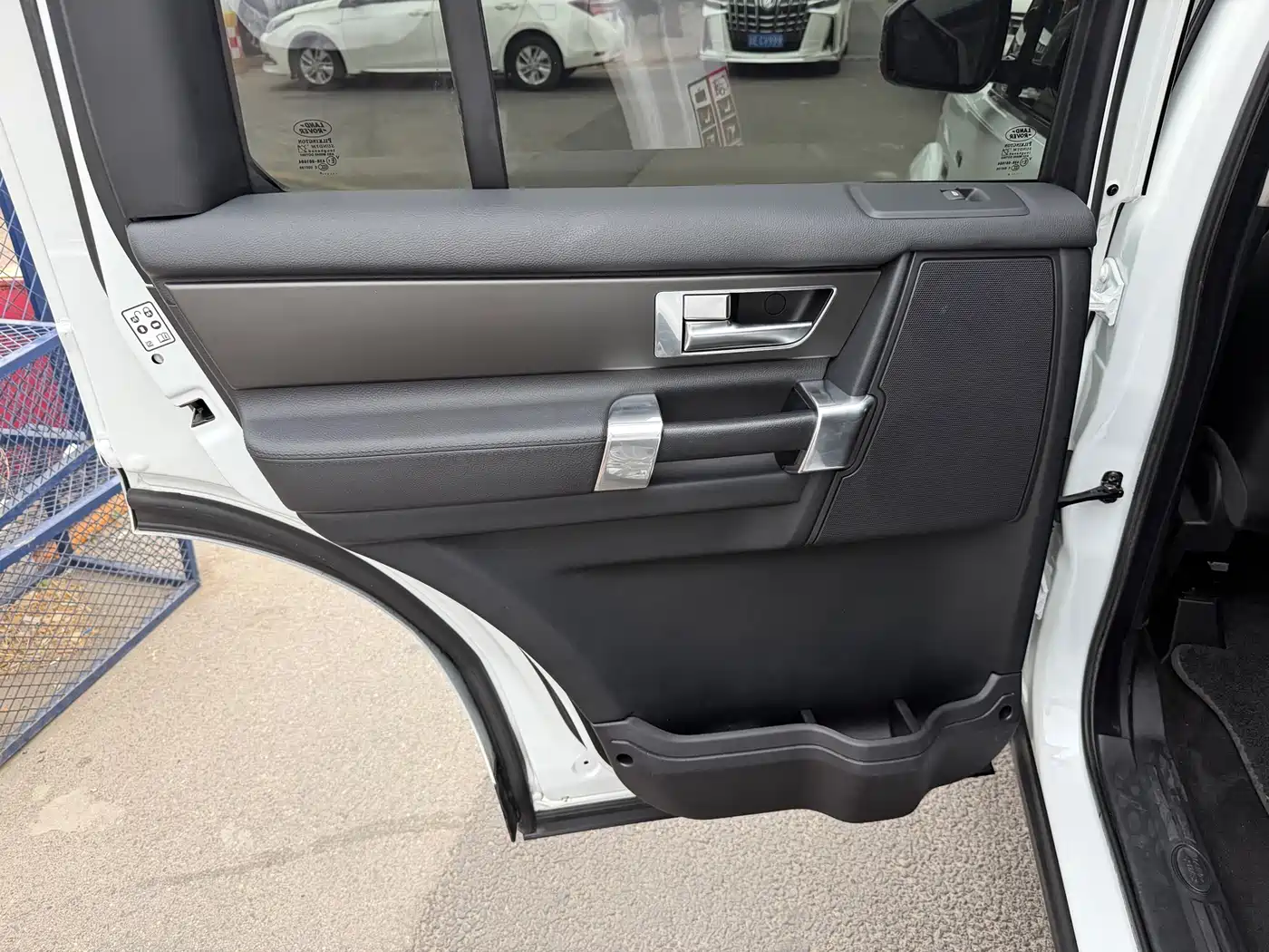 Land Rover Discovery 2014 3.0 SC V6 HSE фото 11