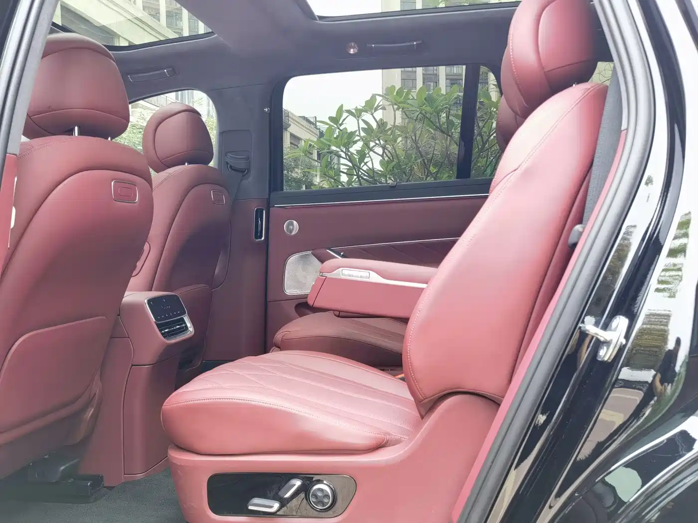 AITO Wenjie AITO M8 2025 Model Extended Range Max+ Edition 53.4kWh 6-Seater фото 15