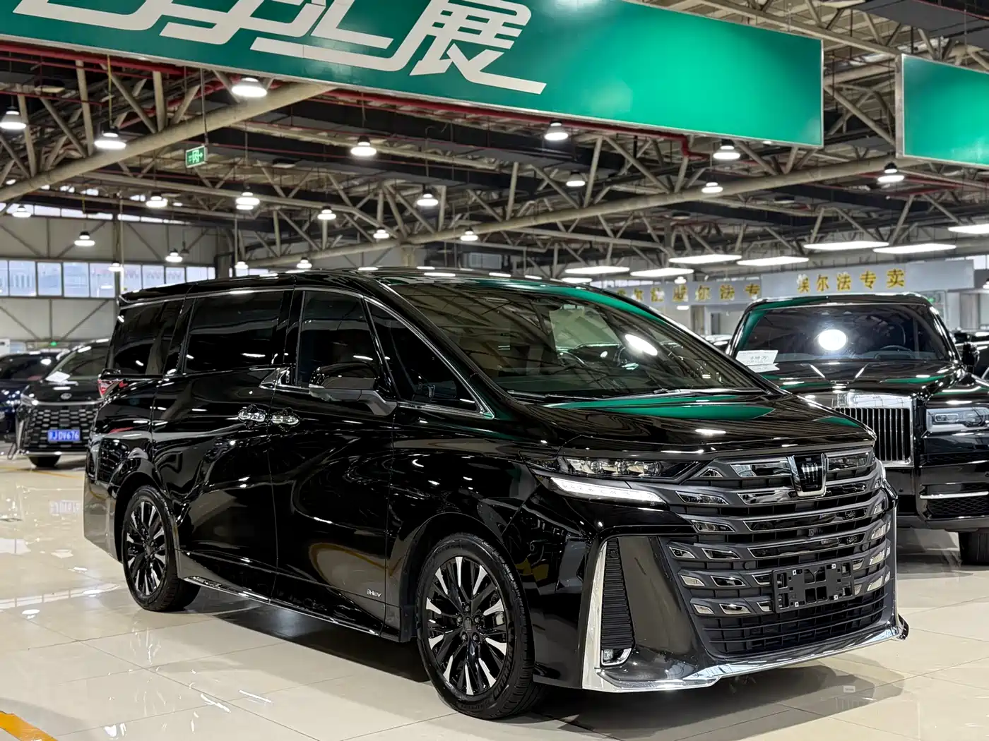 Toyota Vellfire 2024 Crown Hybrid 2.5L Executive Premium Edition фото 3