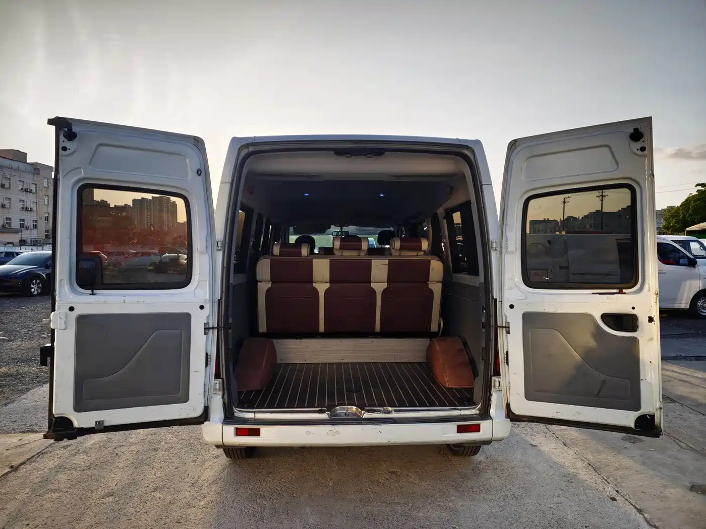 SAIC Maxus Xintu V80 2024 Model PRO Business 6AMT Long Wheelbase Medium Roof 147Ps 9-seater Three-row Non-commercial фото 14