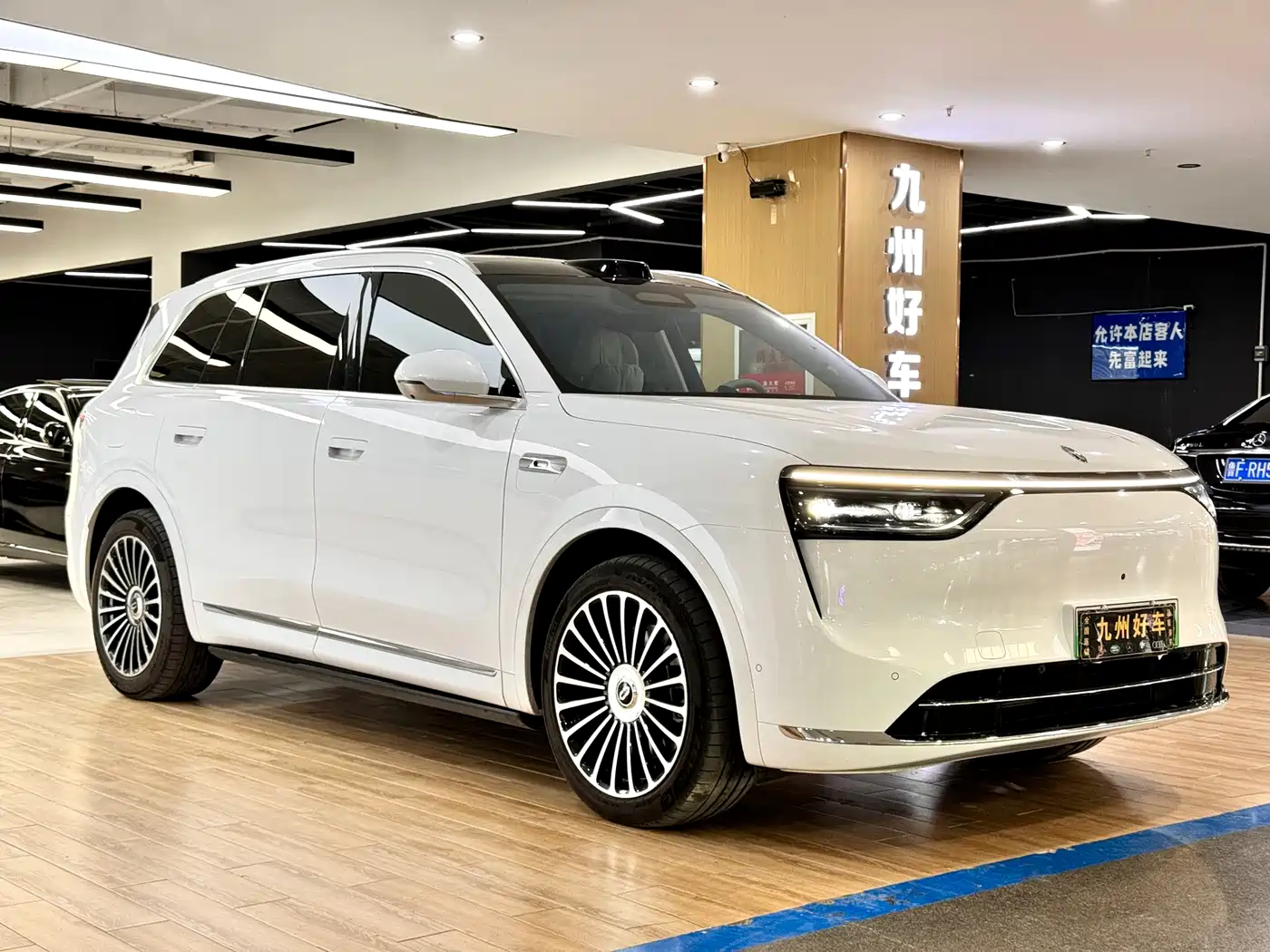 AITO Wenjie AITO M8 2025 Range Extender Max+ Edition 53.4kWh 5-seater фото 3