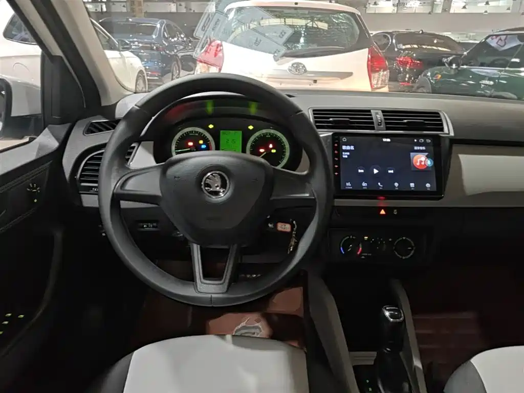 Škoda Fabia 2017 1.4L Auto Car Enjoy Edition фото 11