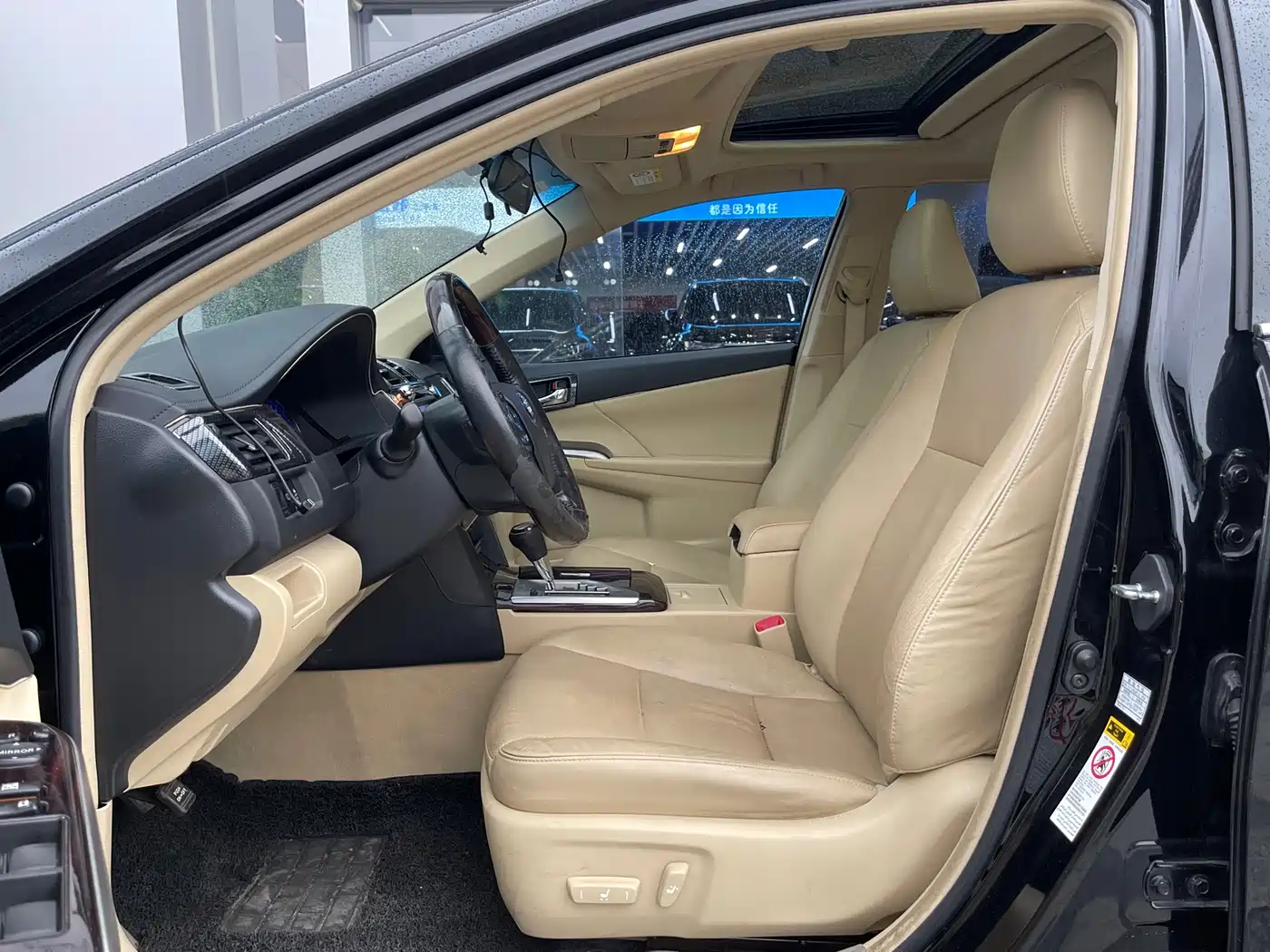 Toyota Camry 2016 Hybrid 2.5HG 10th Anniversary Luxury Navigation Edition фото 7
