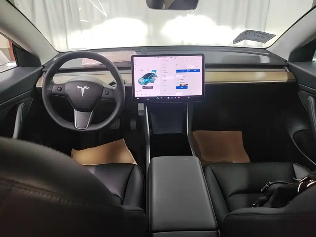 Фото 10 - Tesla Model 3