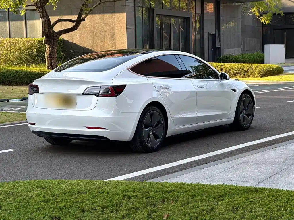 Фото 7 - Tesla Model 3