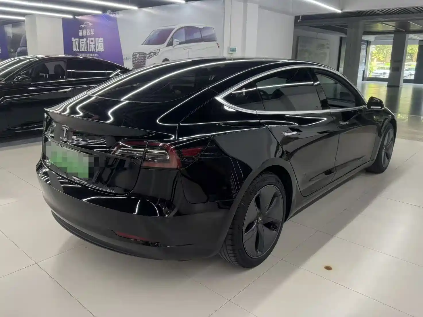 Фото 3 - Tesla Model 3