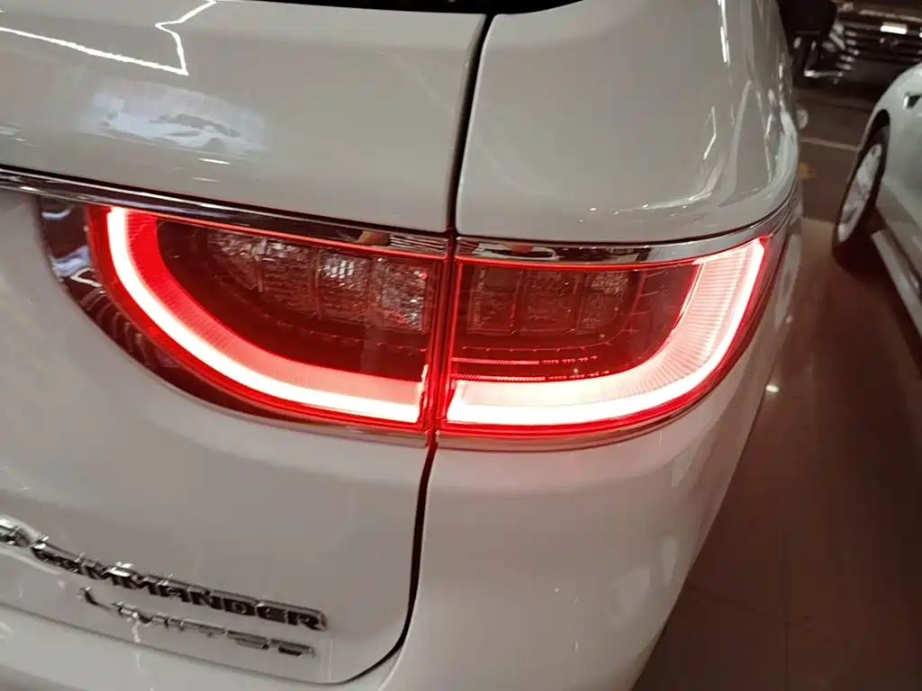 Photo 8 - Jeep Grand Commander