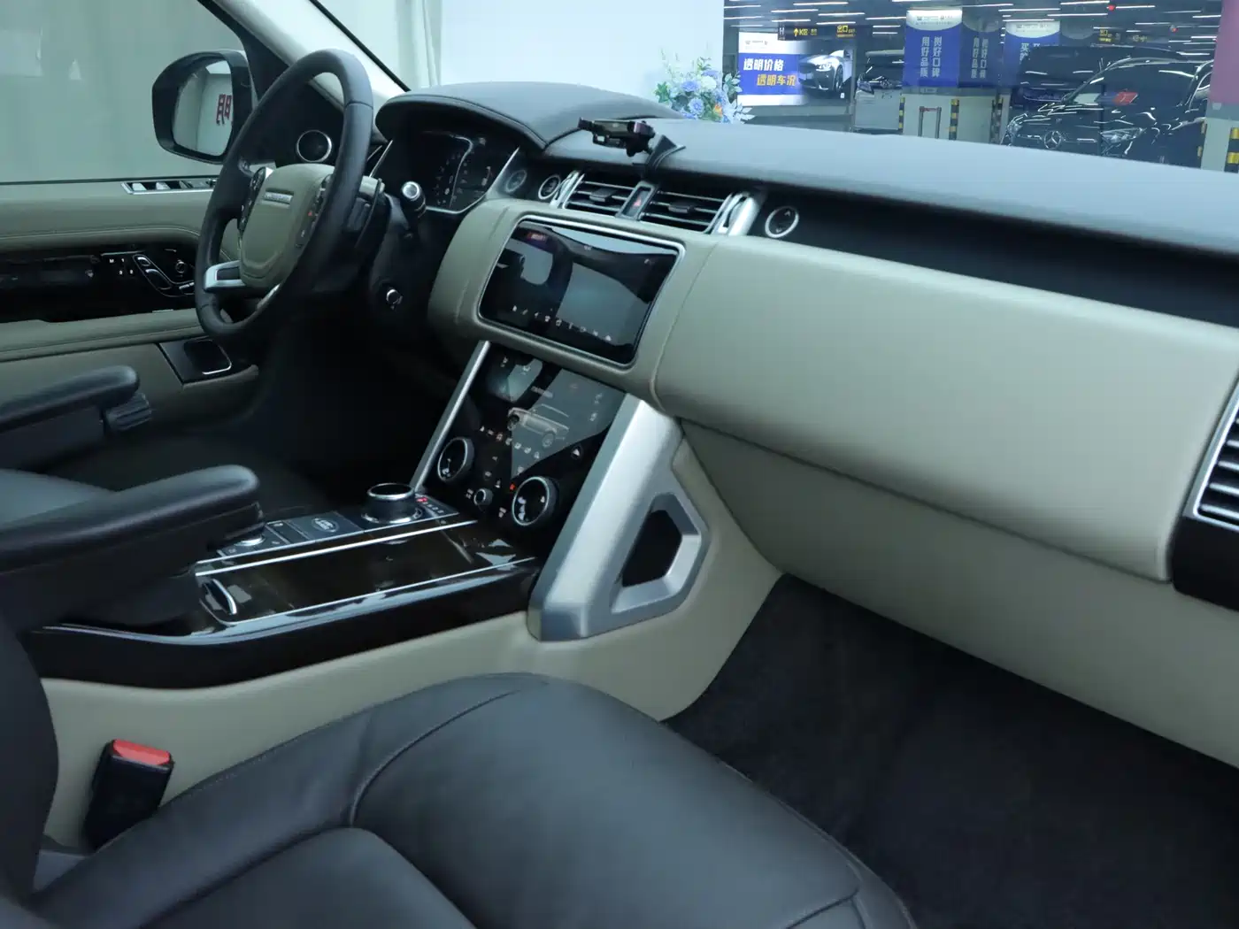 Land Rover Range Rover 2021 3.0 L6 Heritage Edition фото 8