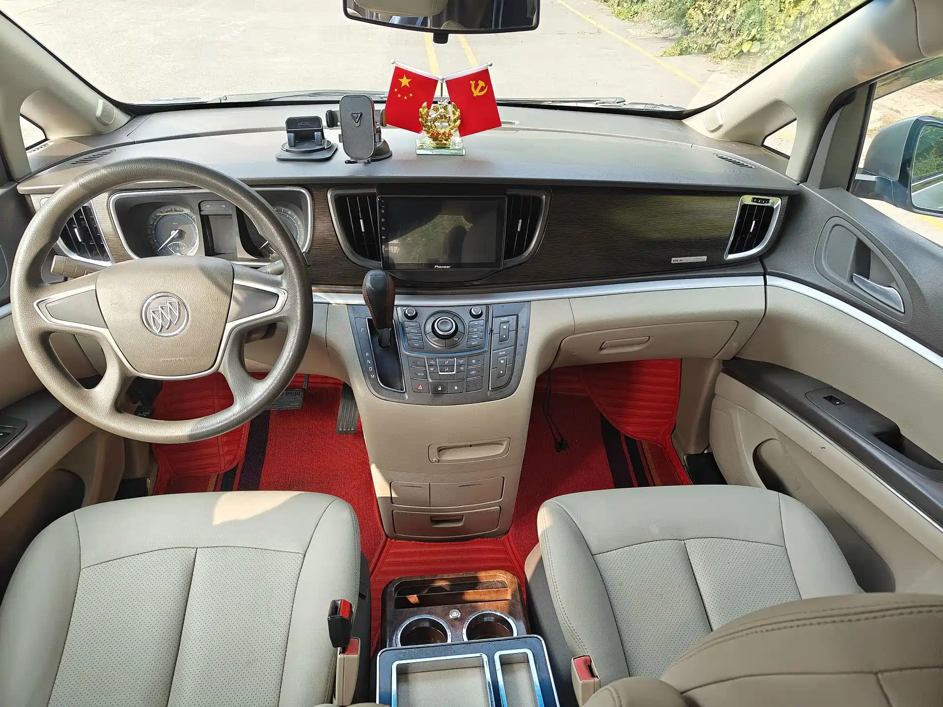 Photo 4 - Buick GL8