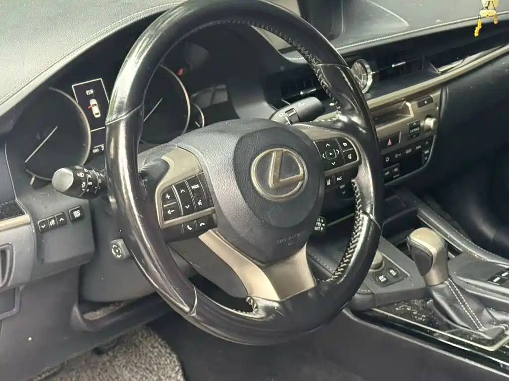 Фото 8 - Lexus ES