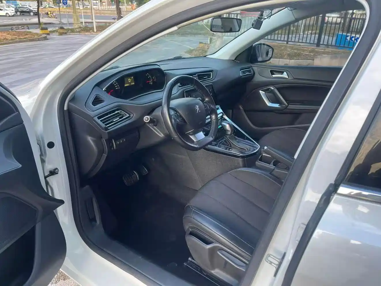 Peugeot 308 2016 1.6L Automatic Luxury фото 4
