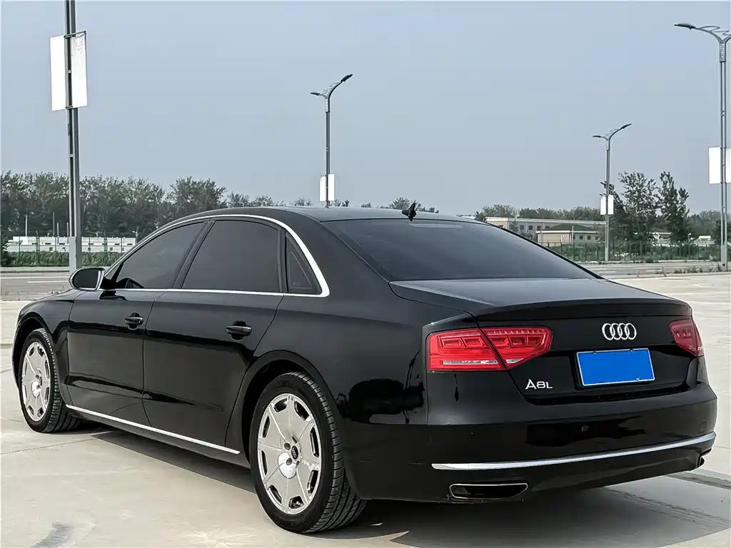 Фото 10 - Audi A8