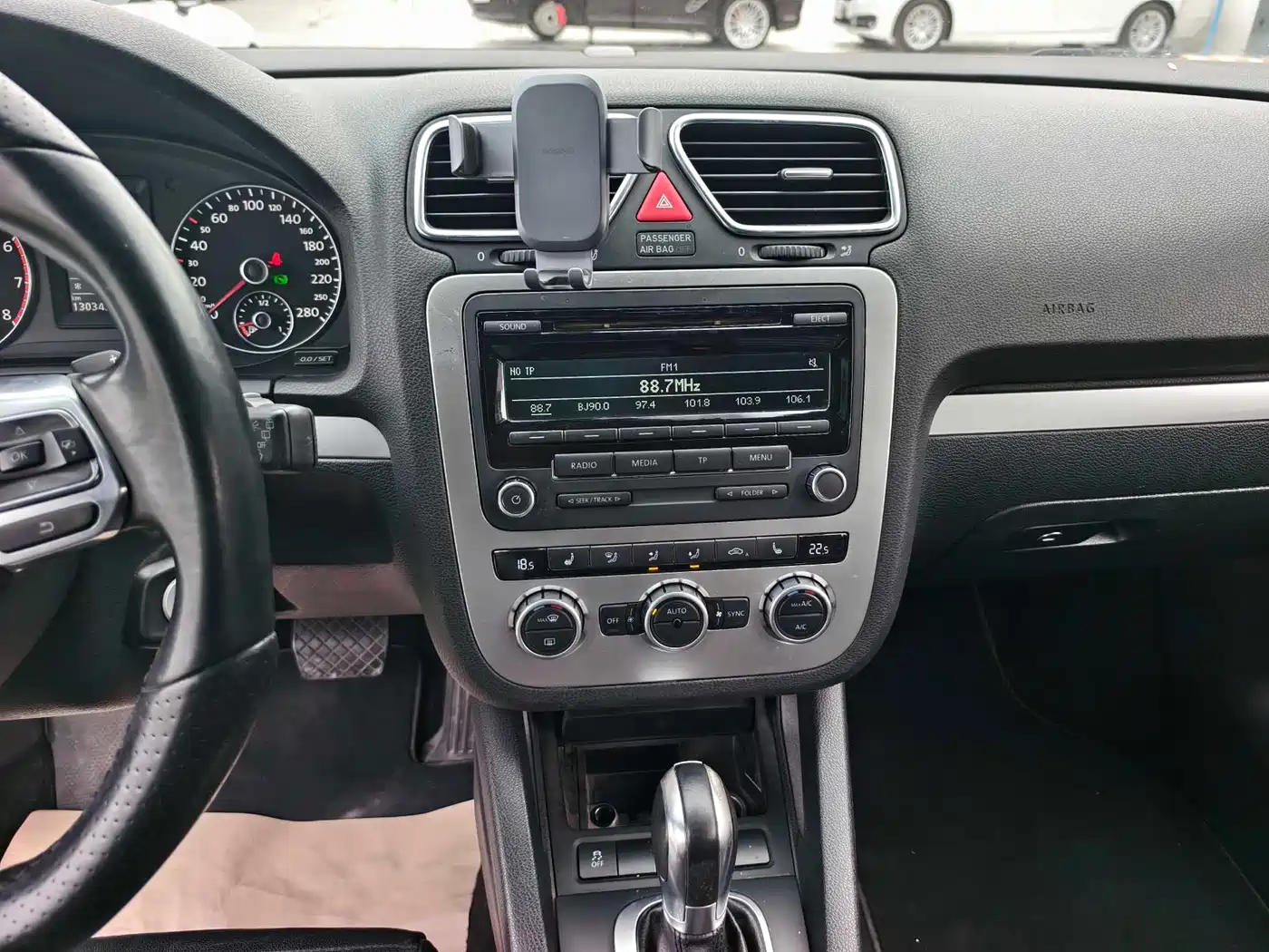 Volkswagen Scirocco 2011 2.0TSI Luxury фото 12