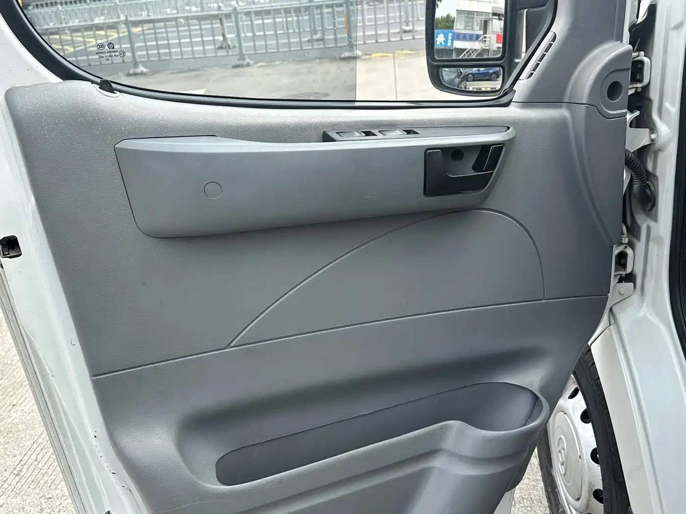 SAIC Maxus Xintu V80 2019 2.5T Classic 6-speed manual Aoyuntong modified short wheelbase ultra-low roof 5/6-seater фото 9