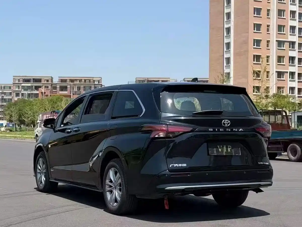 Photo 7 - Toyota Sienna