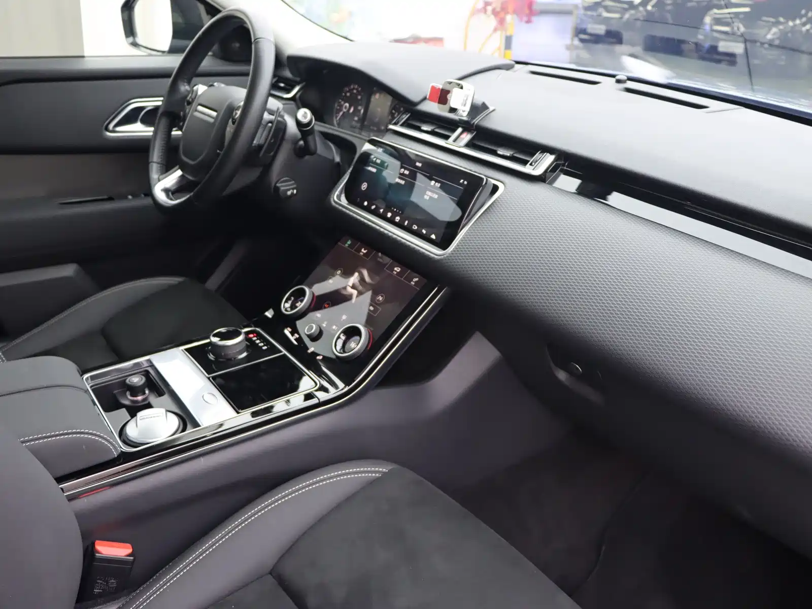 Фото 9 - Land Rover Range Rover Velar