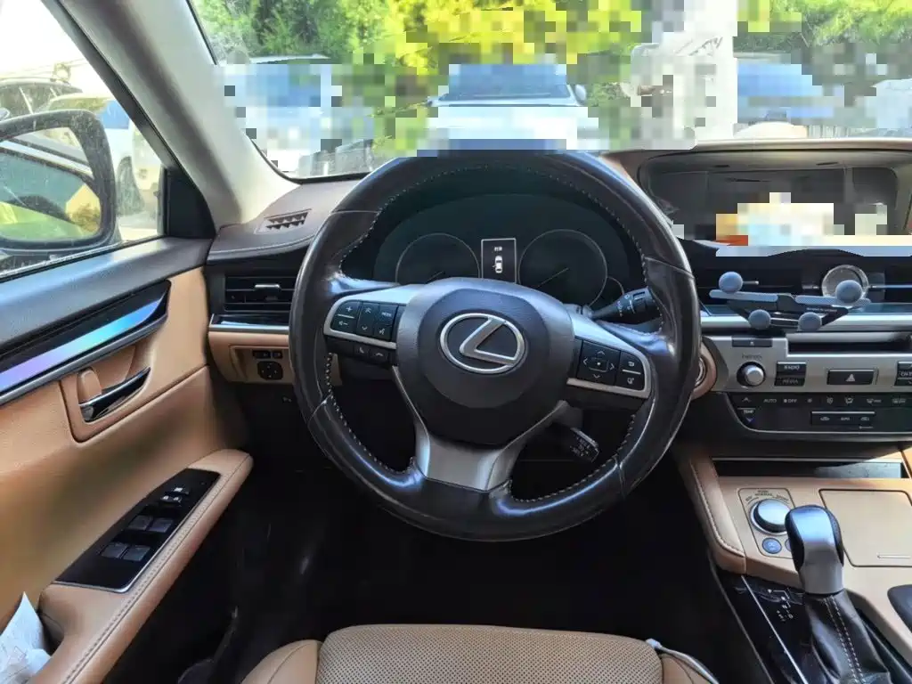 Photo 11 - Lexus ES