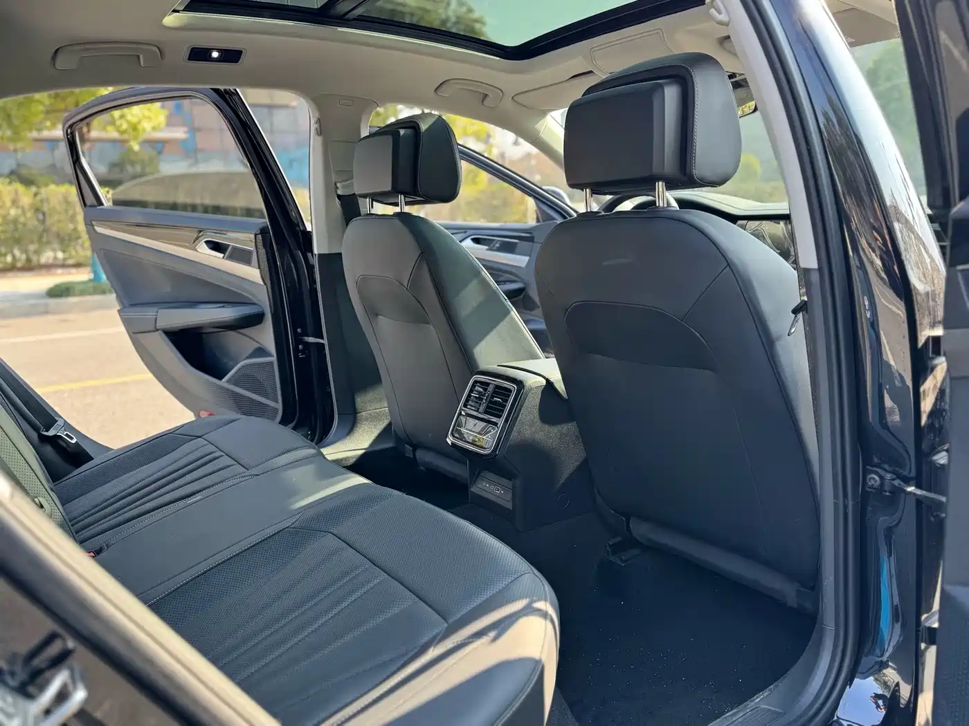 Volkswagen Passat 2025 Outstanding 380TSI Starlight Dragon Soaring Edition фото 13