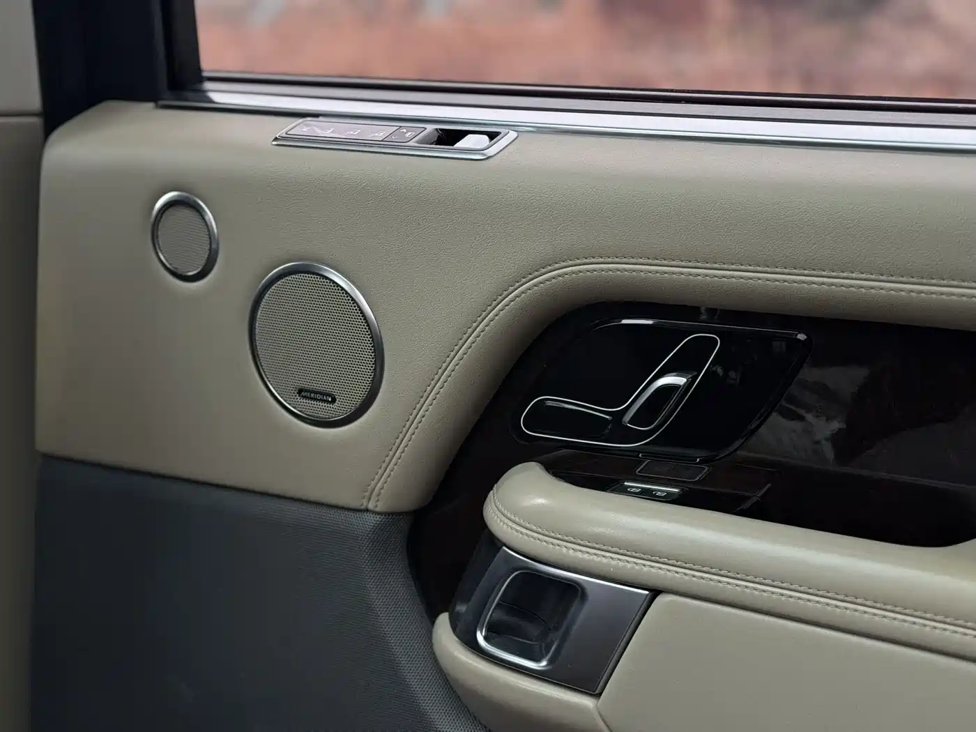 Land Rover Range Rover 2020 3.0 L6 Heritage Extended Edition фото 13