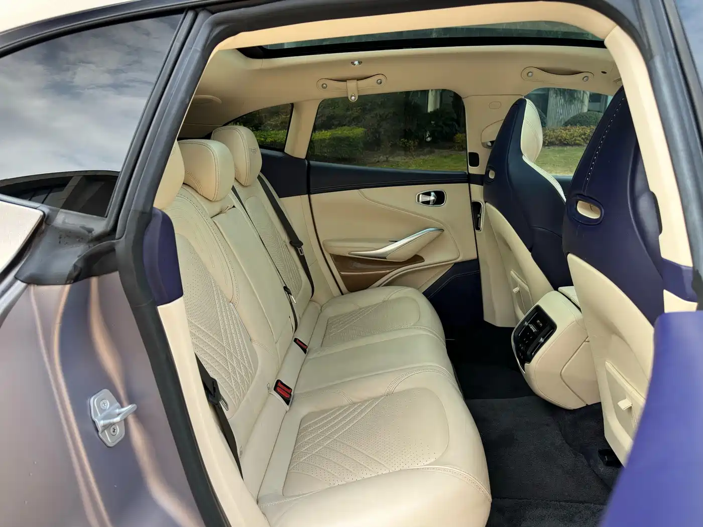 Aston Martin DBX 2021 2021 4.0T V8 Enigma of Elegance
