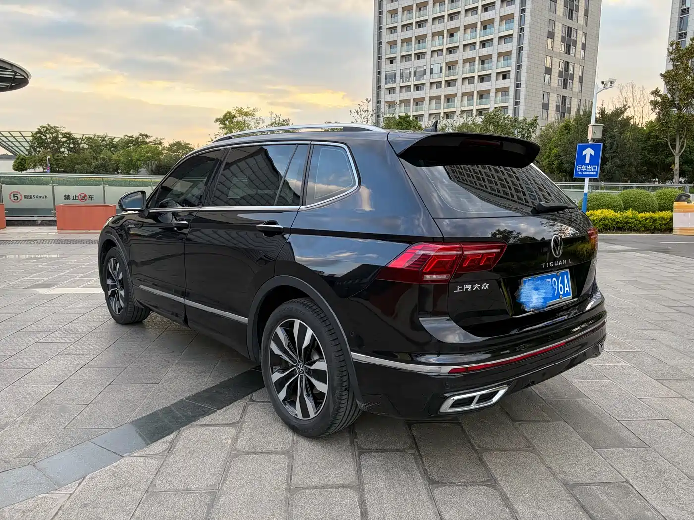 Volkswagen Tiguan L 2022 330TSI Auto 2WD R-Line Premium Edition фото 6