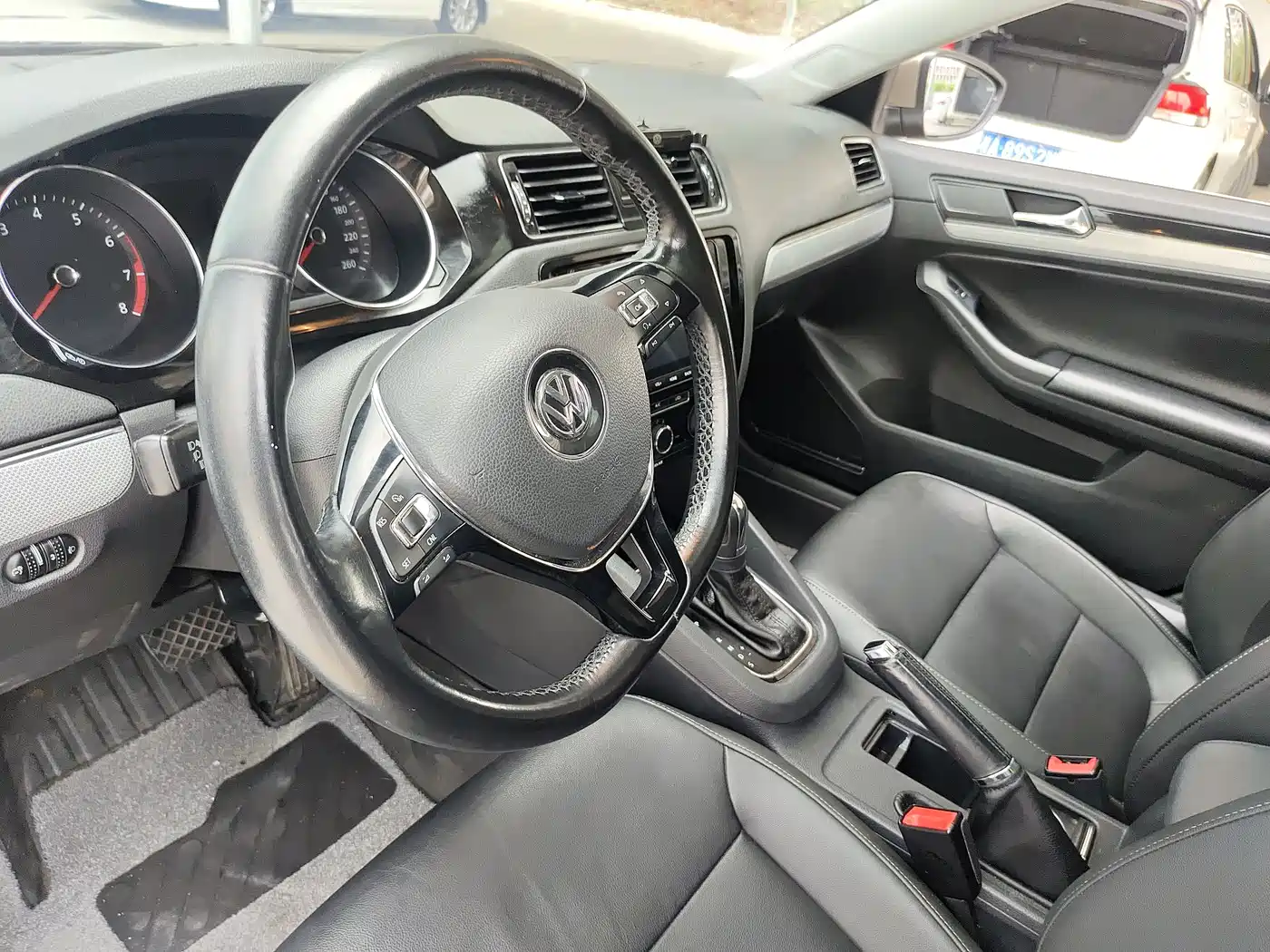 Volkswagen Sagitar 2017 1.6L Automatic Comfort фото 10