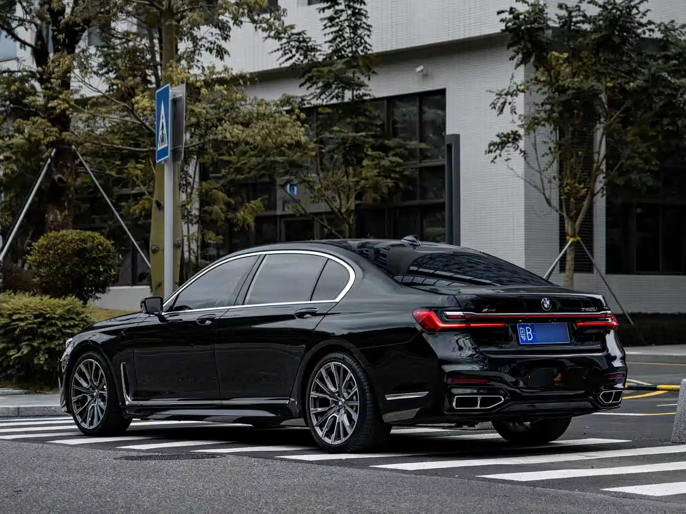 BMW 7 Series 2019 740Li xDrive Executive M Sport Package фото 16