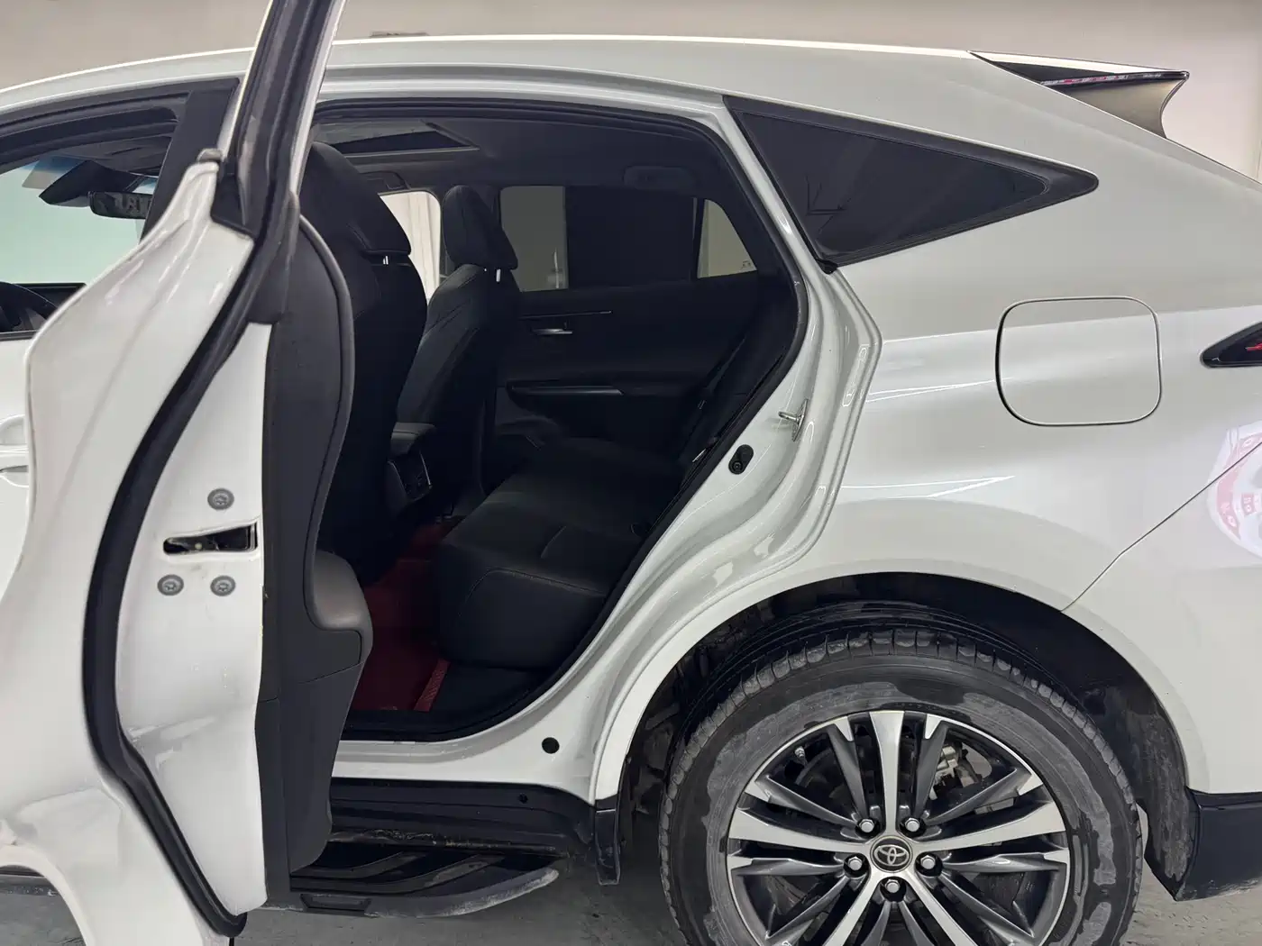 Toyota Venza 2022 2.0L CVT 2WD Luxury фото 5