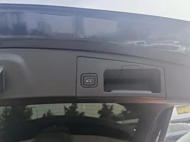 Photo 10 - Cadillac XT4