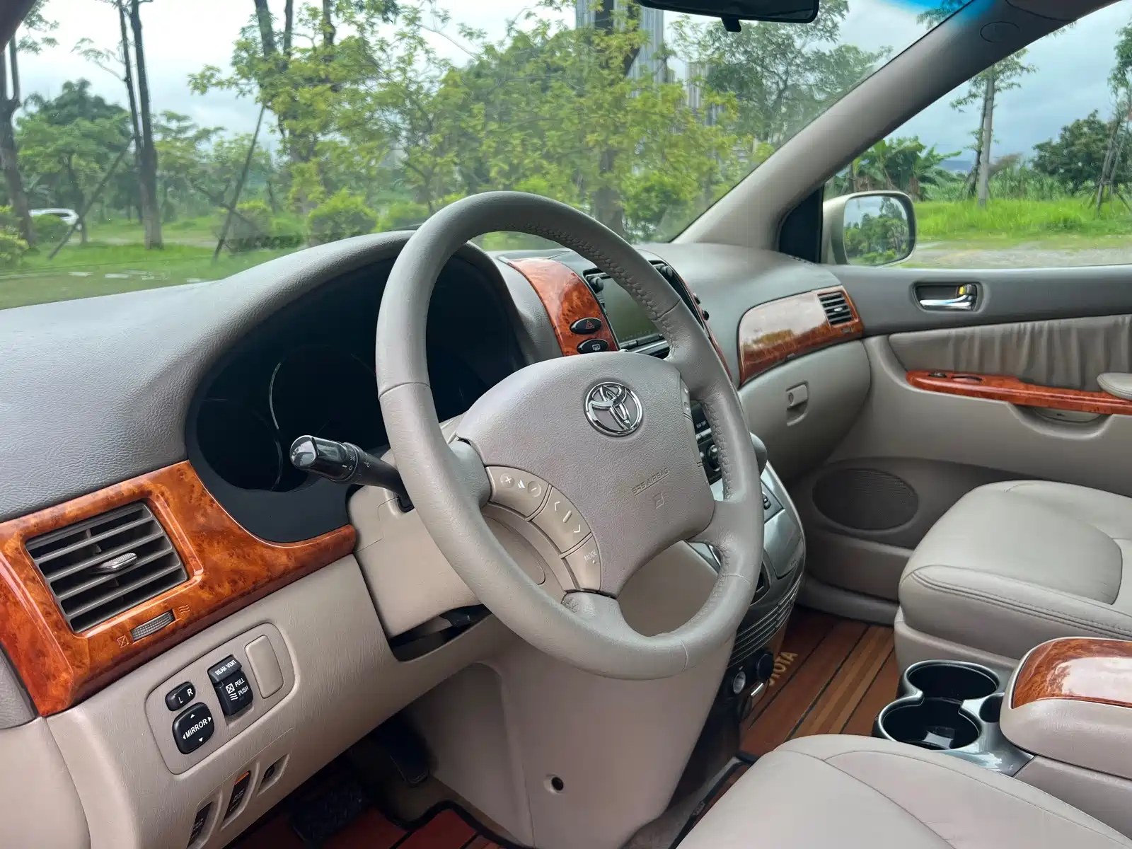 Photo 17 - Toyota Sienna
