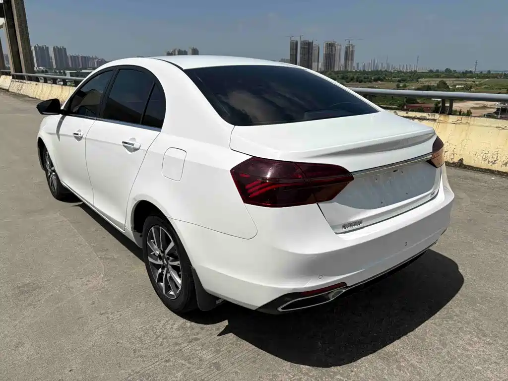 Фото 4 - Geely Emgrand