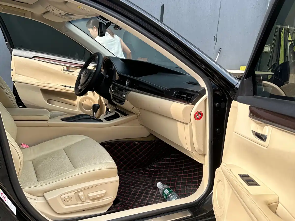 Фото 10 - Lexus ES
