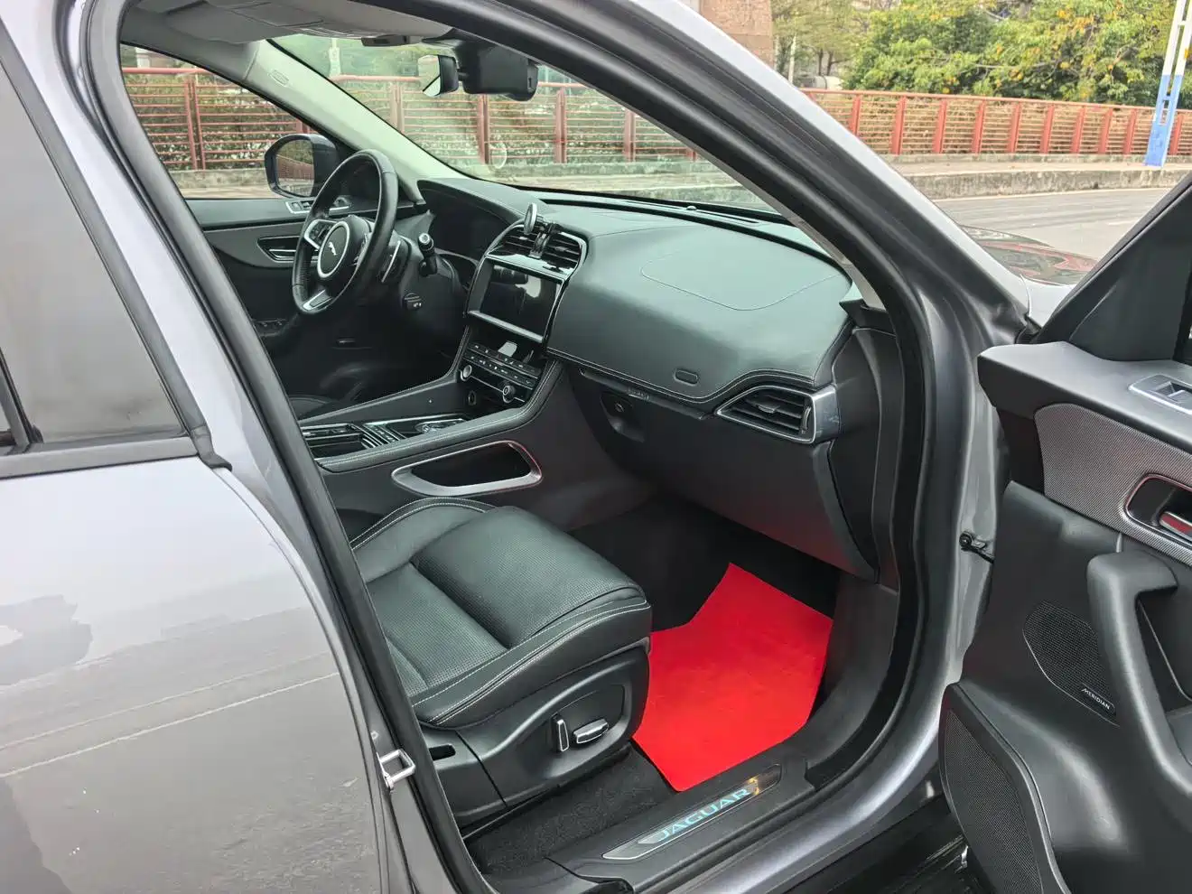 Jaguar F-PACE 2020 2.0T R-Dynamic SE фото 11