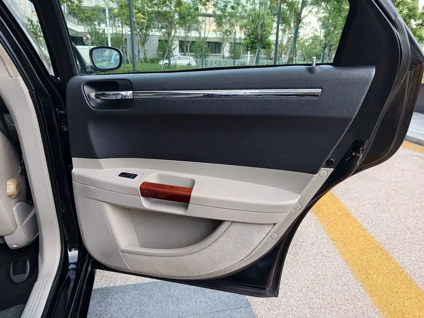 Chrysler 300C 2007 2006 Model 3.5L Luxury Navigator Edition
