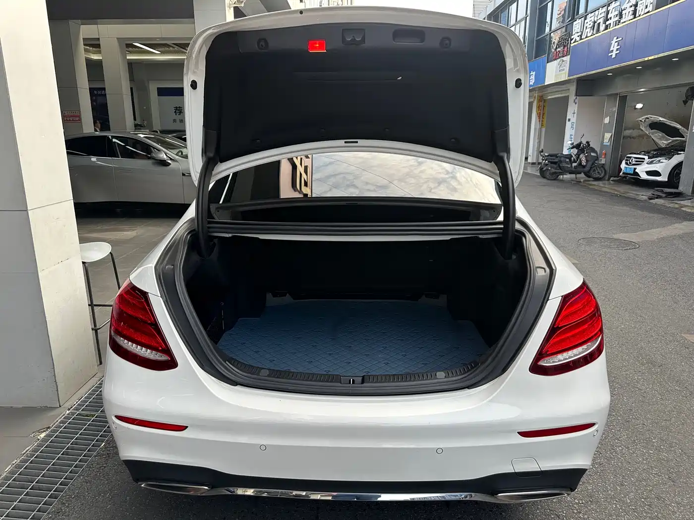 Mercedes-Benz E-Class 2016 E 200 L Sport Type фото 18