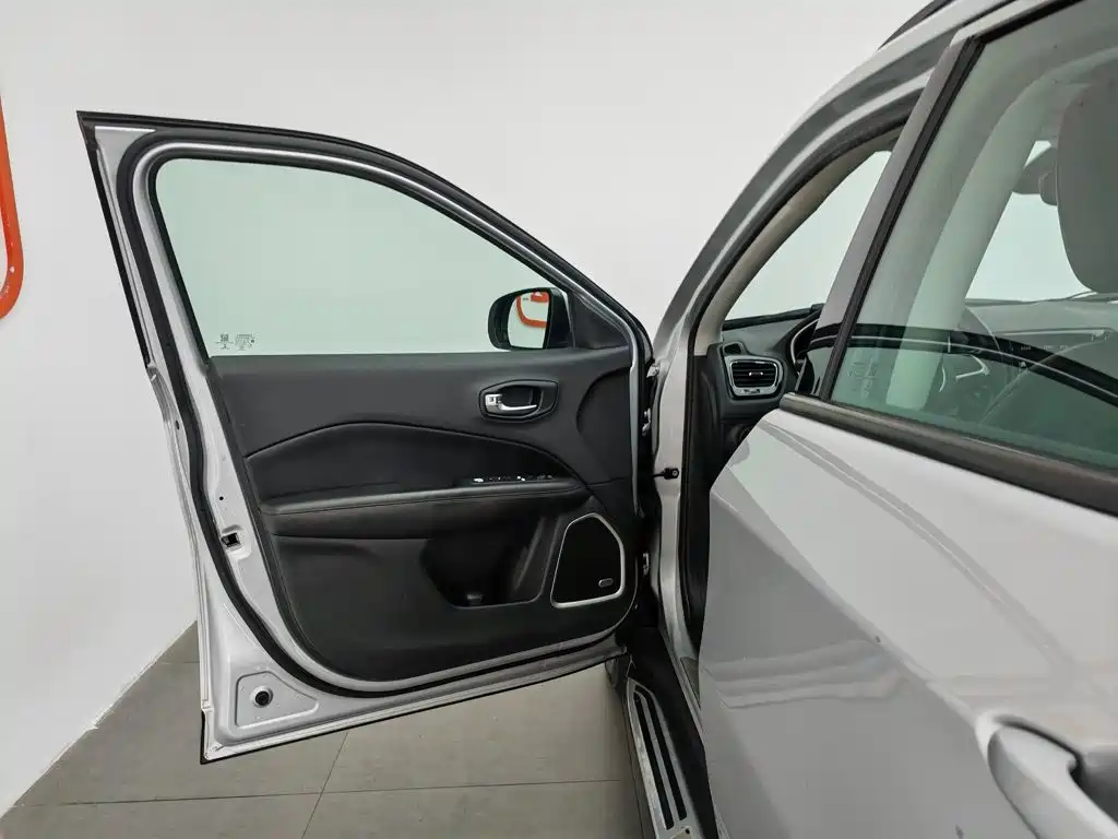 Photo 8 - Jeep Compass