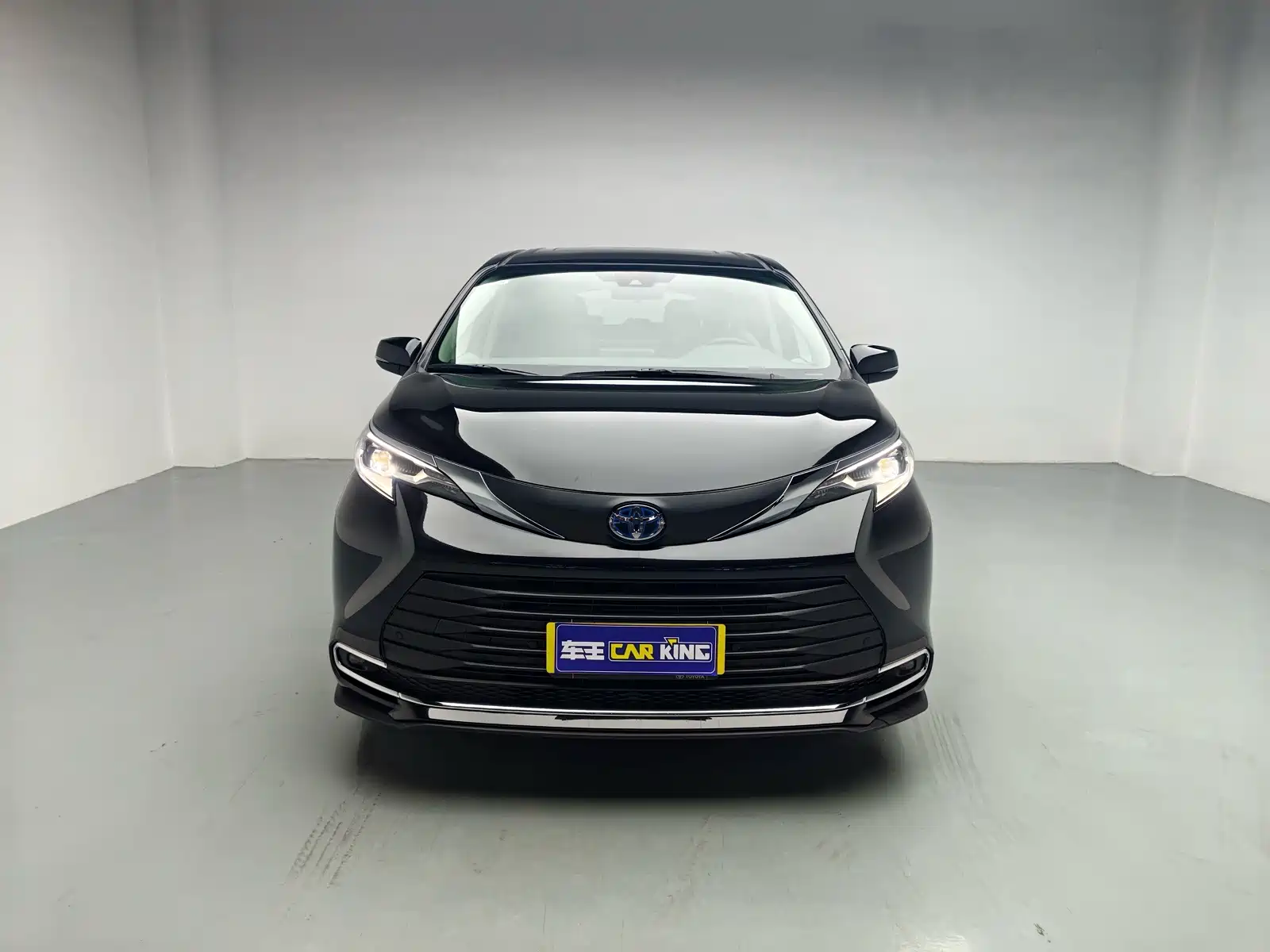 Photo 2 - Toyota Sienna