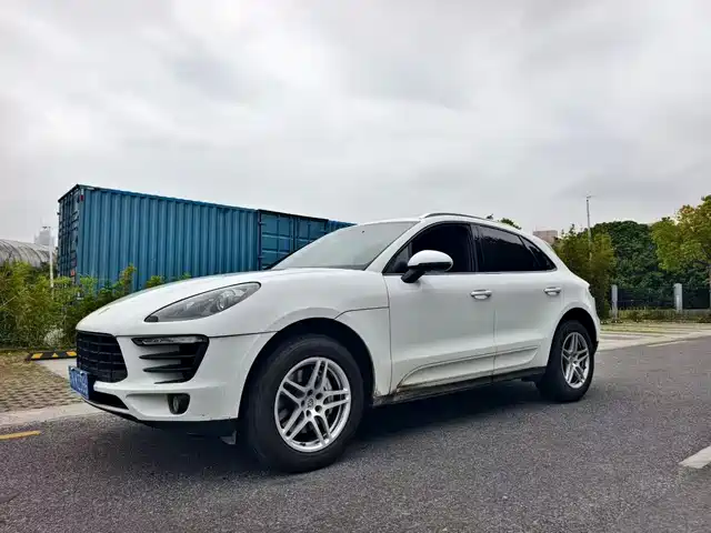 PORSCHE MACAN