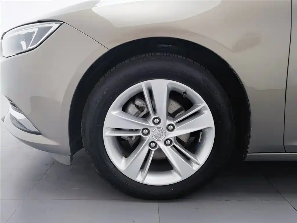 Photo 17 - Buick Regal
