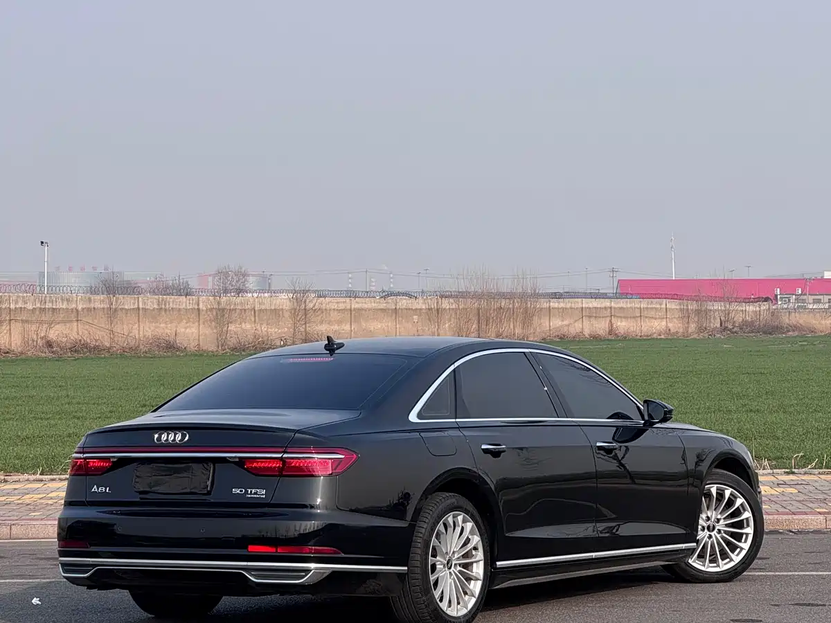 AUDI A8
