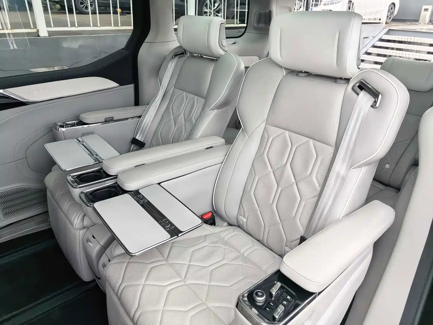 Volvo EM90 2024 2025 Ultra Six-Seater