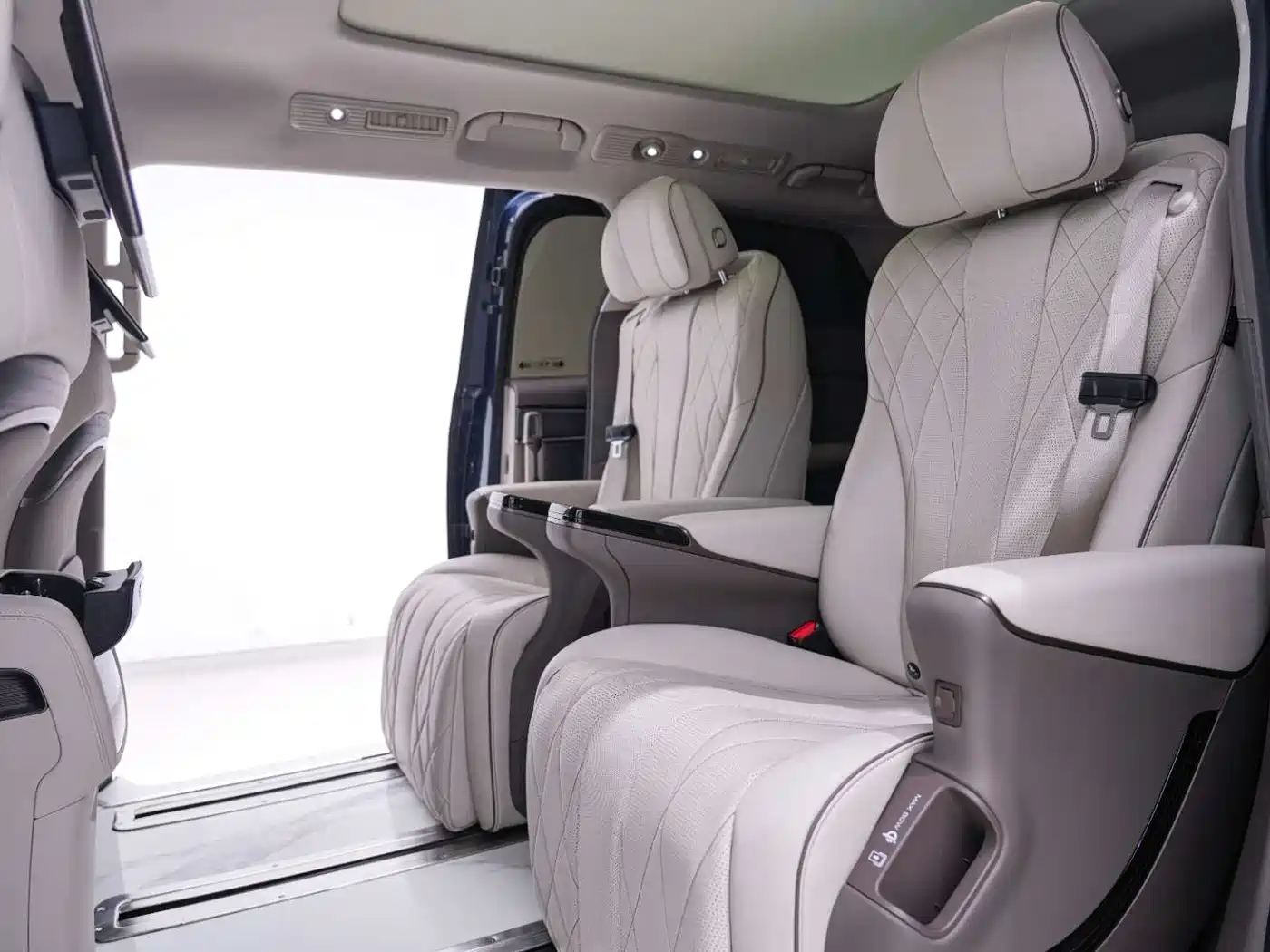 Denza D9 2022 DM-i 970 All-Wheel Drive Honor Edition фото 23