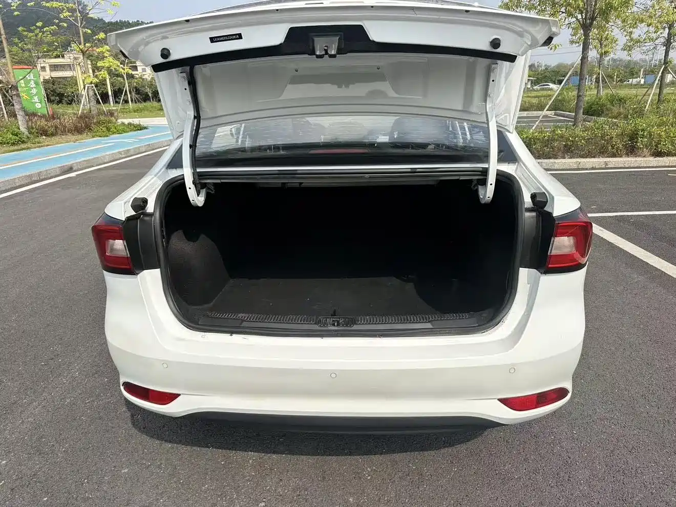 Фото 19 - Roewe i5
