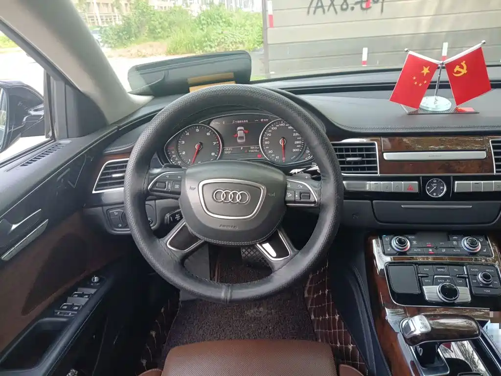 Photo 11 - Audi A8