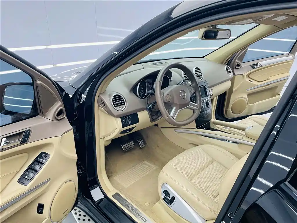 Mercedes-Benz M-Class AMG 2011 AMG ML 63 фото 11