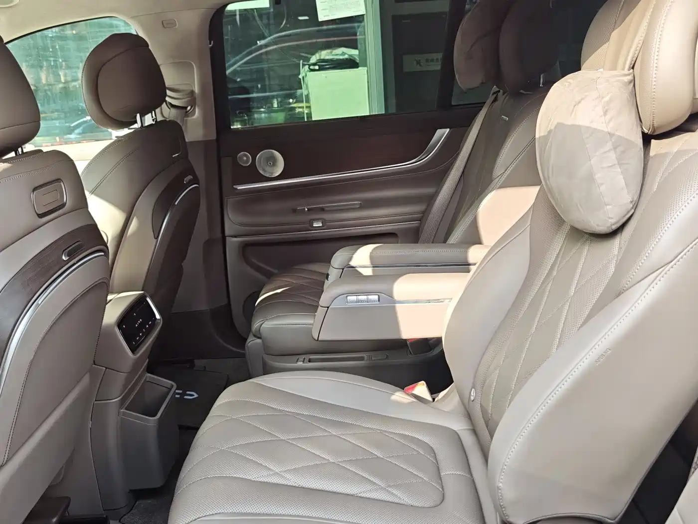 AITO Wenjie AITO M9 2024 Range Extender Max Edition 42kWh 6-seater фото 11