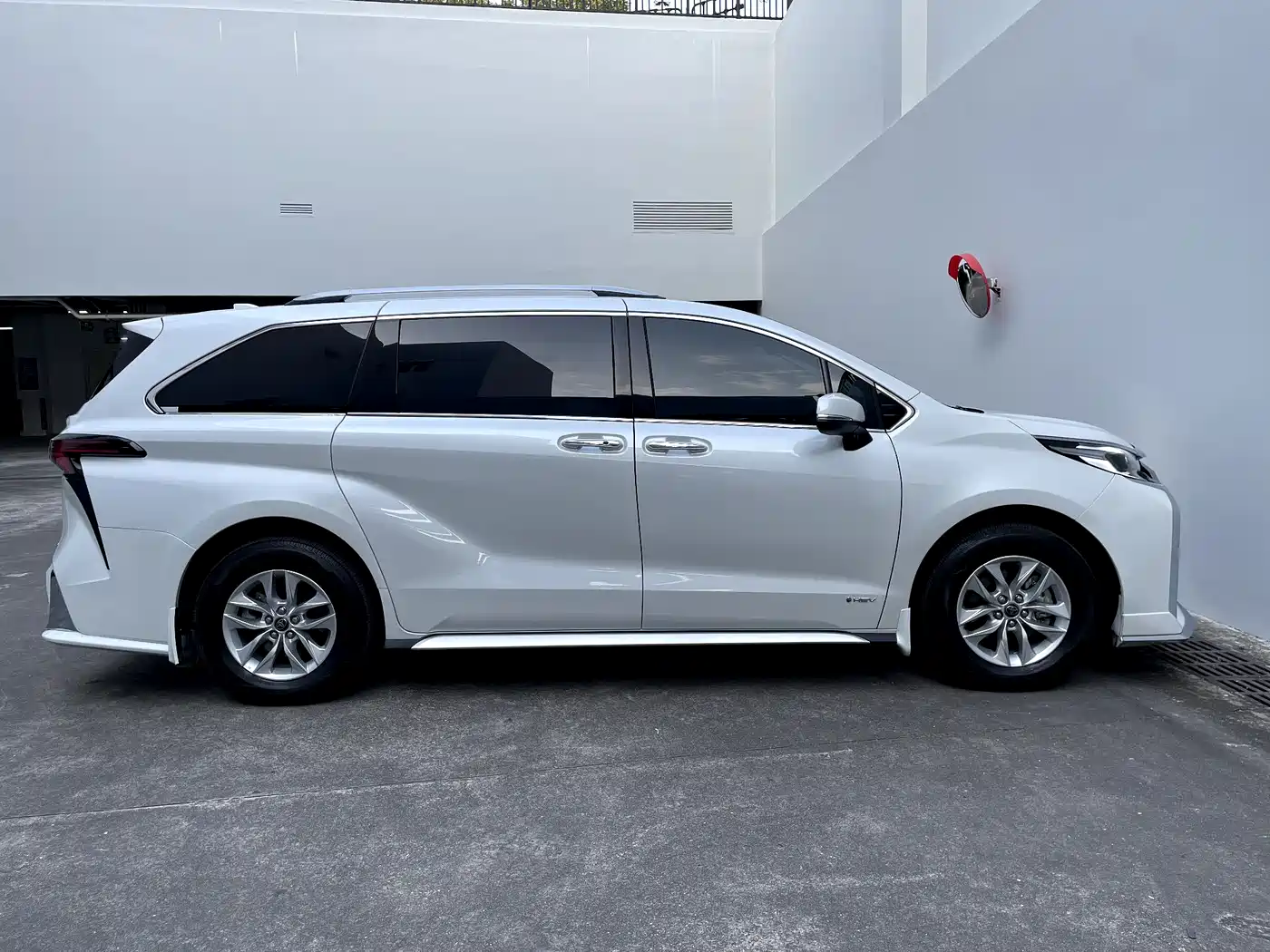 Toyota Granvia 2024 2.5L Hybrid Comfort фото 30